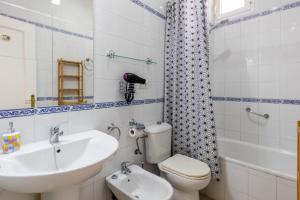 A bathroom at Apartamento DUX VERAGUA Centro Sevilla Még 23 kép