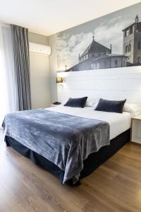 Ένα ή περισσότερα κρεβάτια σε δωμάτιο στο Hotel Can Pamplona