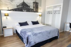 Ένα ή περισσότερα κρεβάτια σε δωμάτιο στο Hotel Can Pamplona