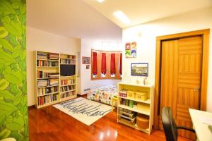 ナポリにあるSunplaceの子供用ベッドルーム(ベッド1台、本棚付)
