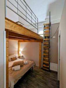 ein Schlafzimmer mit einem Etagenbett und einer Leiter in der Unterkunft B&B Benincasa in Palermo