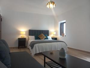 una camera con letto, tavolo e divano di ALOJAMIENTO ÁGUILAS HOME zhr a Zahara de la Sierra