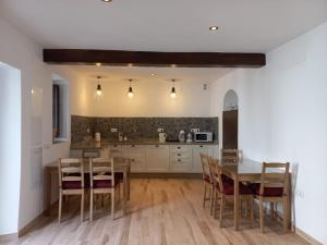 uma cozinha com uma mesa de jantar e cadeiras em CASA RURAL ÁGUILAS HOME zhr em Zahara de la Sierra