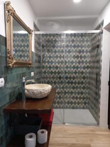 y baño con lavabo y ducha. en CASA RURAL ÁGUILAS HOME zhr en Zahara de la Sierra