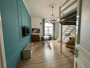 Televízia a/alebo spoločenská miestnosť v ubytovaní Budapest Full Panorama Residence