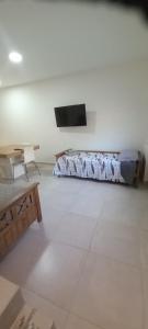 Habitación con cama y TV en la pared. en Colon Suites 1. Duplex a 18 minutos aeropuerto Ezeiza en Monte Grande