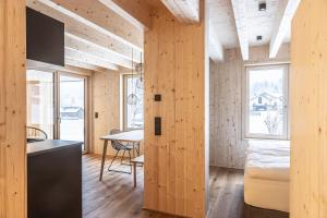 um quarto com paredes de madeira, uma cozinha e uma cama em Haus im WALDner em Mellau