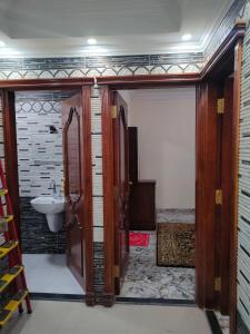 Baño con puerta que da a un lavabo en Lojii, en El Cairo