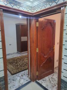 - Entrada a una habitación con puerta de madera en Lojii, en El Cairo