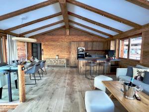基茨比厄爾的住宿－HIDEAWAY DESIGN CHALET by Belle Stay，客厅设有木制天花板和木桌。