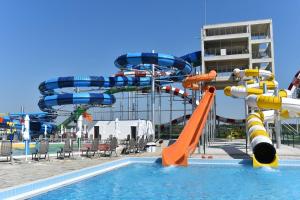 una piscina con un tobogán de agua en un crucero en Villa Topola Bay View, en Topola