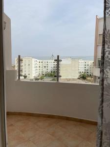 een kamer met een raam met uitzicht op de stad bij Big luxury apartment near airport in Nouaceur