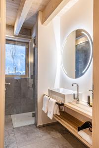 W łazience znajduje się umywalka i prysznic. w obiekcie Haus im WALDner w mieście Mellau