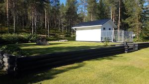 einen Zaun vor einer weißen Garage in der Unterkunft VillaSki in Rovaniemi