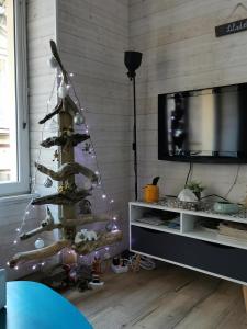 Televízia a/alebo spoločenská miestnosť v ubytovaní Liladel + 22 fotografií