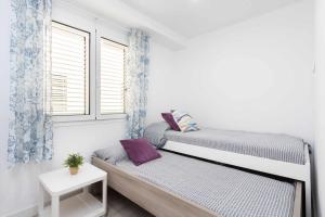 una camera da letto con due letti a castello e una finestra di Puertito Atlantic Holiday cerca del mar & WIFI a Puertito de Güímar