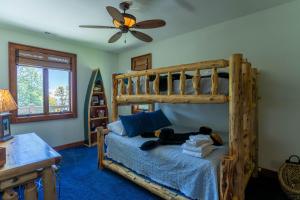 sypialnia z drewnianym łóżkiem piętrowym i wentylatorem sufitowym w obiekcie Heart Rock Lodge w mieście Sugar Mountain