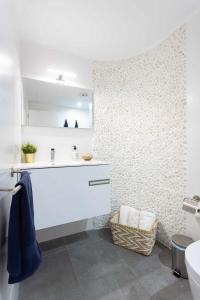 un bagno bianco con lavandino e WC di Puertito Atlantic Holiday cerca del mar & WIFI a Puertito de Güímar