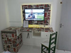 Televiisor ja/või meelelahutuskeskus majutusasutuses Hotel Pousada Girassol