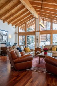 uma sala de estar com um sofá e uma mesa em Apartment Montana em Zermatt