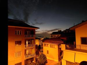 vistas a una ciudad por la noche con edificios en Casa Roncaccia, en Grottaferrata