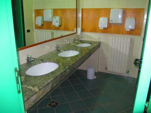 Koupelna v ubytování Hotel Pagnani + 37 fotografií
