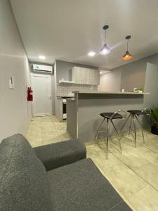 sala de estar con sofá y cocina en PEDROSAS Departamentos en Villa Elisa