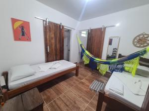 Ein Bett oder Betten in einem Zimmer der Unterkunft Vila Shangri-la Algodoal- Suítes e Redário