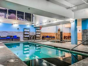 una piscina en una habitación de hotel con piscina en Misty Mountain- Premium 2 Bedroom Mountain View en Canmore