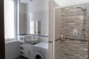 y baño con lavabo y lavadora. en B&B Intero Appartamento Forum e Metro Milanofiori, en Assago