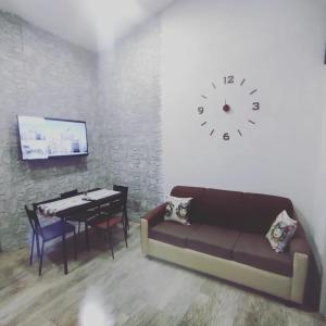 A television and/or entertainment centre at TAPIA'S ROOMS one