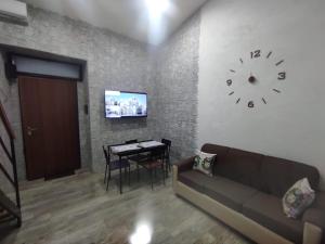 A television and/or entertainment centre at TAPIA'S ROOMS one