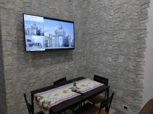 A television and/or entertainment centre at TAPIA'S ROOMS one
