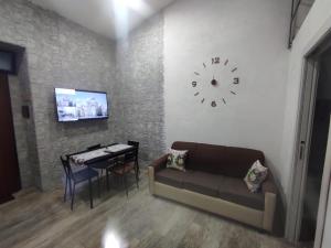 A television and/or entertainment centre at TAPIA'S ROOMS one