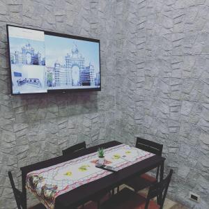 A television and/or entertainment centre at TAPIA'S ROOMS one