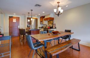 uma cozinha e sala de jantar com uma mesa de madeira e cadeiras em Misty Mountain- Premium 2 Bedroom Mountain View em Canmore