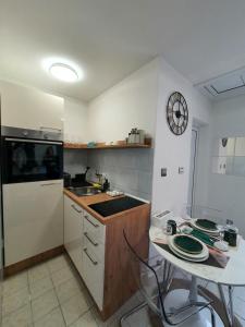 Kuchyň nebo kuchyňský kout v ubytování Negotin Centar Apartment with Parking