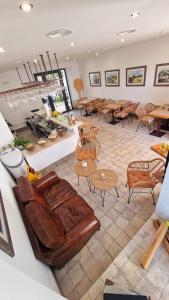 ミハスにあるOPUNTIA Hotel Boutiqueの革張りのソファ、テーブル、椅子が備わるレストラン