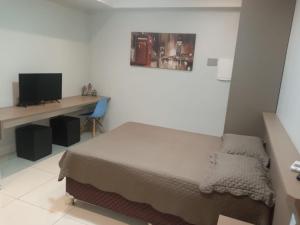 1 dormitorio con 1 cama y escritorio con ordenador en Studio Maraba-LOFT LINDO en Marabá