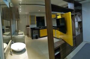 Habitación con baño con lavabo y aseo. en Studio Maraba-LOFT LINDO en Marabá