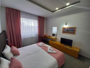 Säng eller sängar i ett rum på Hotel Vukov Most