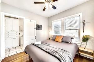 1 dormitorio con 1 cama y ventilador de techo en Natural Sabbatical 1 Bedroom Apartment en Dallas