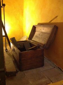 a wooden box sitting on the floor in a room at Il Palazzetto B&B in Viterbo