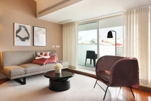 sala de estar con sofá y silla en Nº150 Apartment Triplex with Suites and Terrace en Braga