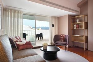 sala de estar con sofá y mesa en Nº150 Apartment Triplex with Suites and Terrace en Braga