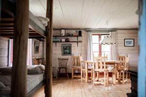 Istumisnurk majutusasutuses Log Cabin from 1820s with wood-heated sauna