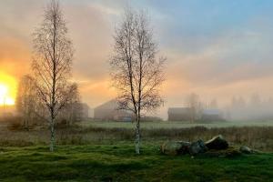Päikesetõus või päikeseloojang puhkemaja juurest või lähedalt vaadatuna