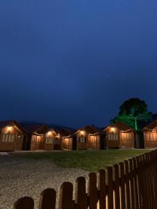 una fila de casas por la noche con luces en Recanto da Maju en Bom Jardim da Serra