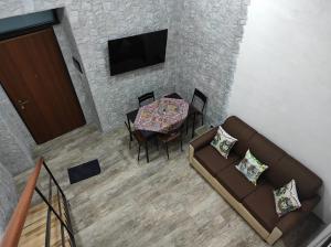 A television and/or entertainment centre at TAPIA'S ROOMS one