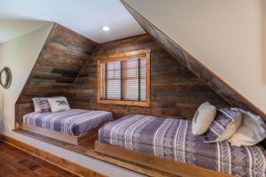 バナー・エルクにあるReel Relaxing at Eagles Nestの木製の壁の部屋にベッドが2つある